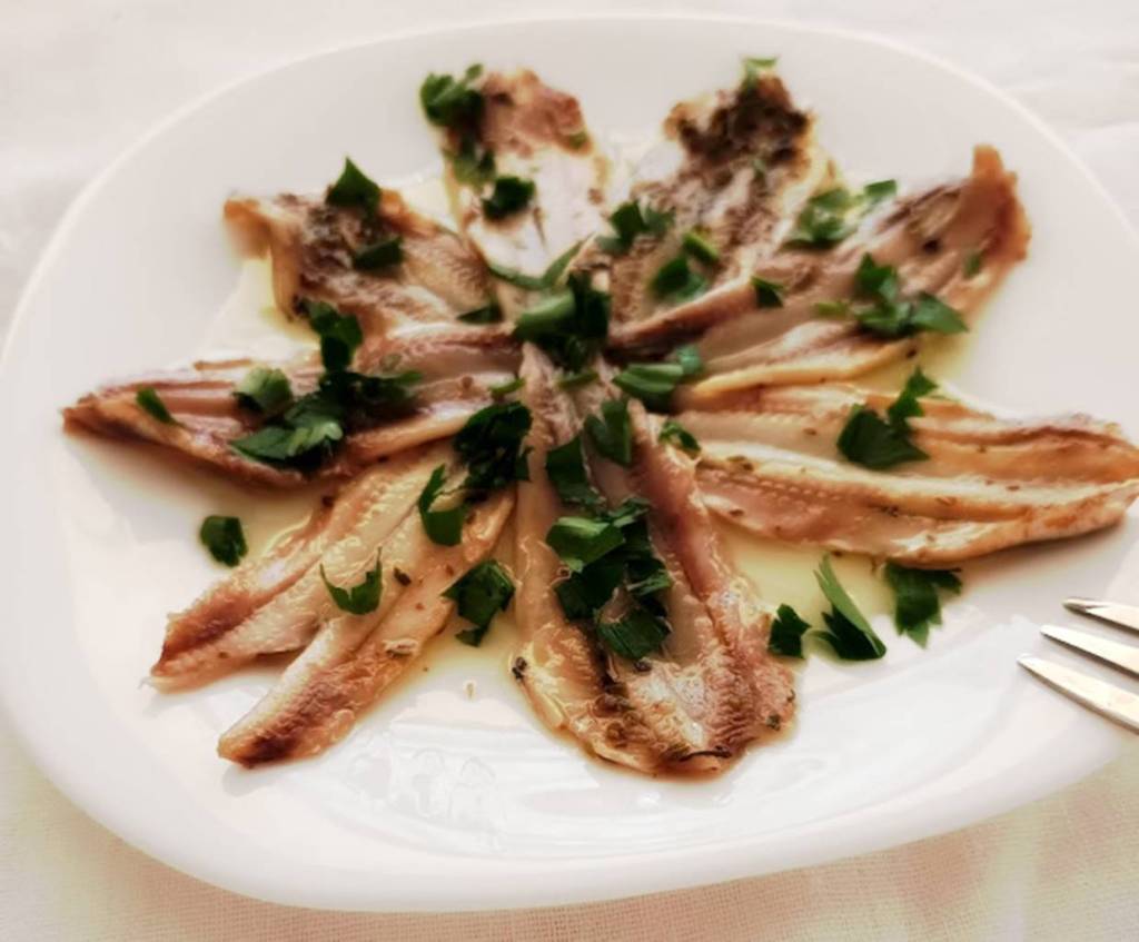 Marinated Anchovies – Greek Meze with Garlic and&nbsp;Parsley