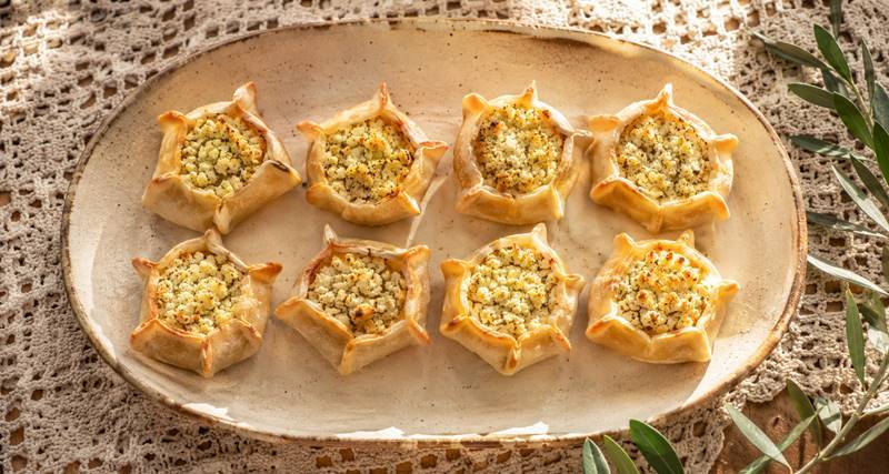 Cretan Kalitsounia with Xinomizithra and Mint – Authentic Traditional&nbsp;Recipe